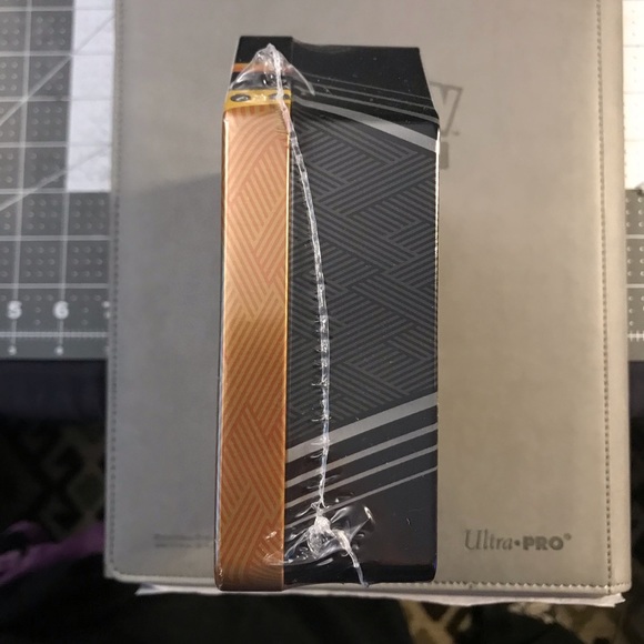 Eevee V Tin SEALED Pokemon Cards 5 TCG booster Packs included - Picture 2 of 3